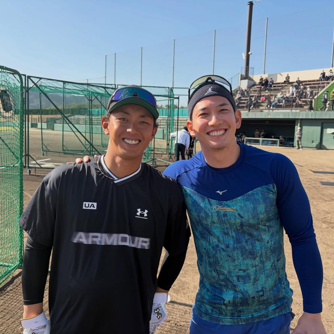 「最高の笑顔」栗原陵矢＆今宮健太、自主トレ2ショットに反響「この並び尊い」