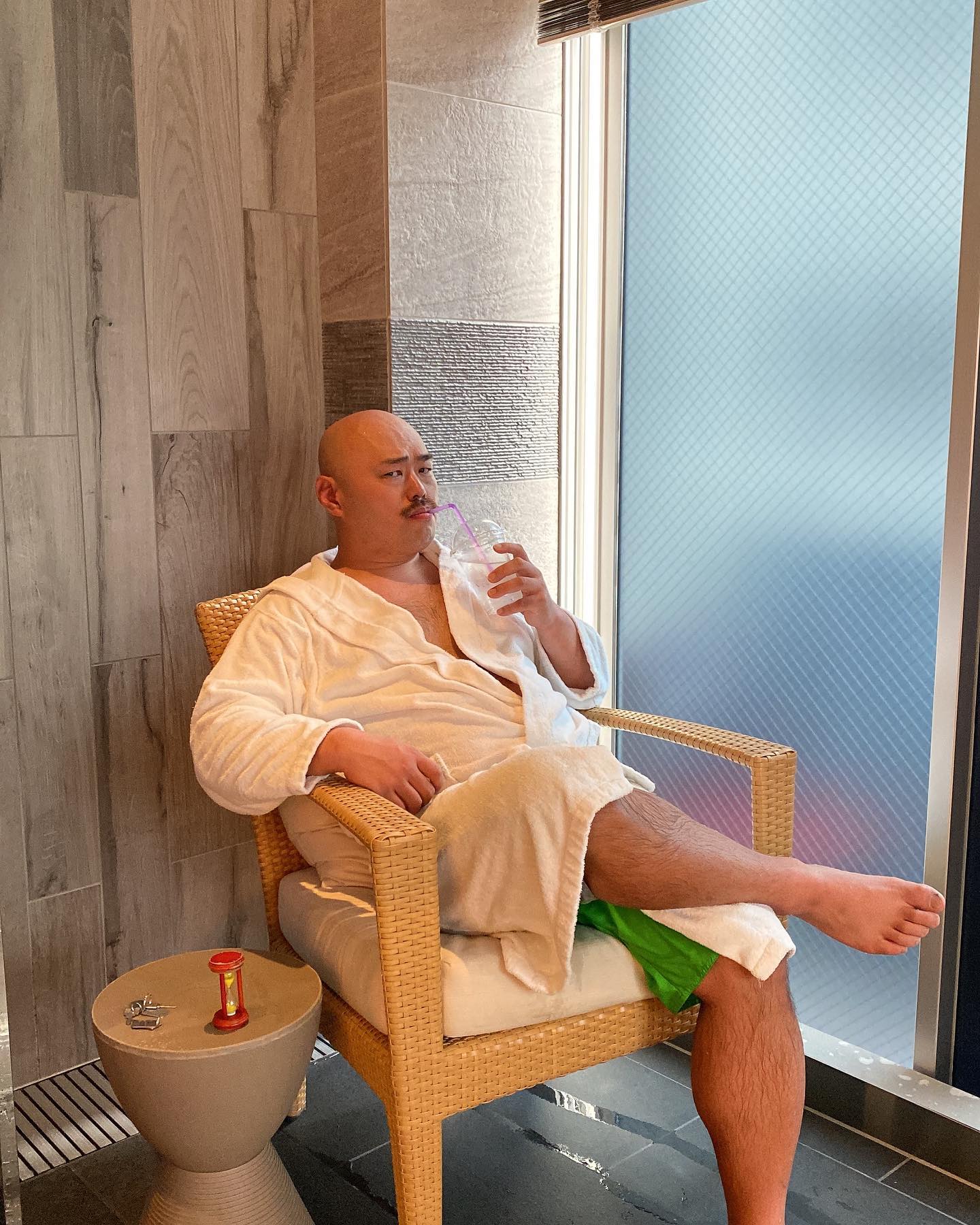 20歳年下彼女との交際が話題のクロちゃん 最新ショットに「漂うセレブ感」「今日もイケイケですね」の声