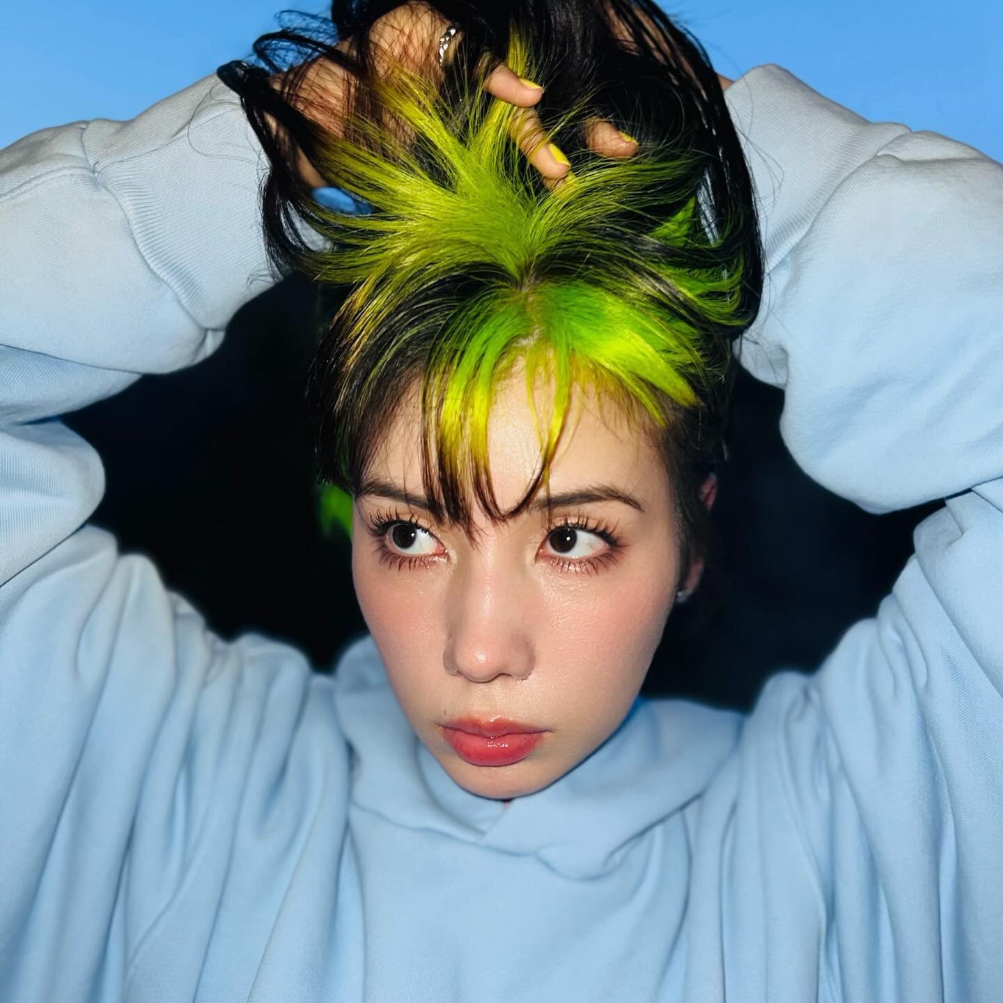 グリーンの髪の毛を巧みに操る仲里依紗　さすがすぎる！