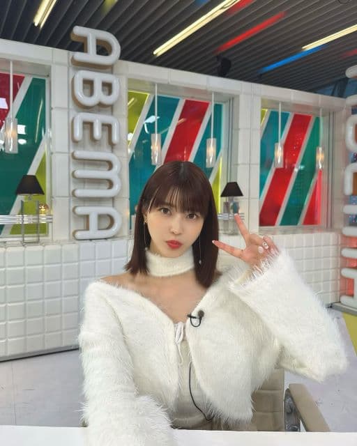 岸明日香、コメンテーターの仕事へ！冬の肩見せ衣装を公開しファンからは”めっちゃかわいい”の声！