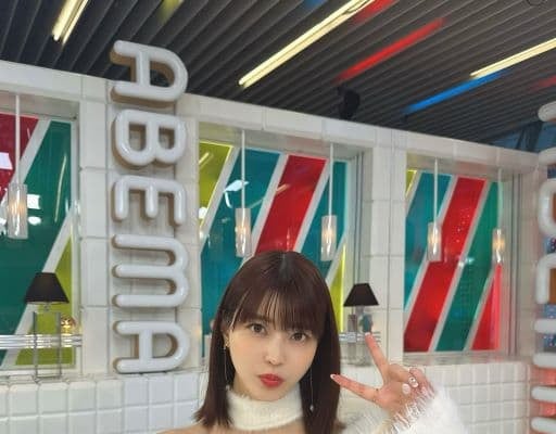 岸明日香、コメンテーターの仕事へ！冬の肩見せ衣装を公開しファンからは”めっちゃかわいい”の声！