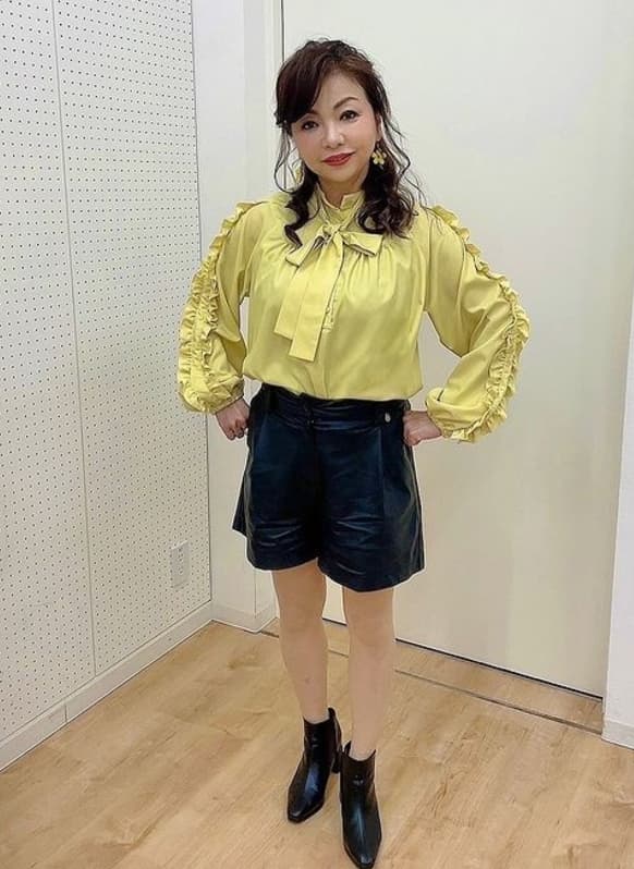 人気女性芸人〇〇が、フリルとリボンがとっても可愛い！本日放送のあさパラS衣装を紹介！