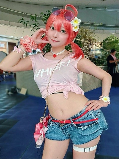 夏らしさ全開！人気コスプレイヤー・宮本彩希があのホロライブVTuberの夏コスプレを披露