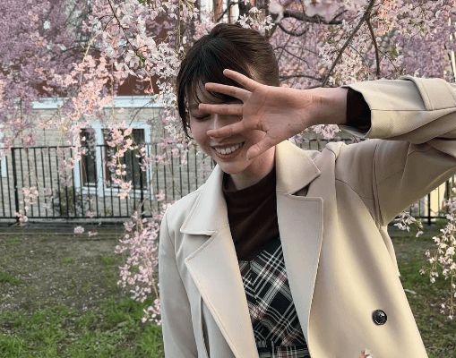 「桜と美人さん2人、絵になるな」元アイドルの美女アナウンサー、”眩しすぎて・ショット”の披露にファン夢心地
