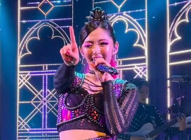 鈴木愛理、ミュージカル『SIX』東京公演が折り返しに！「全てが愛おしい」