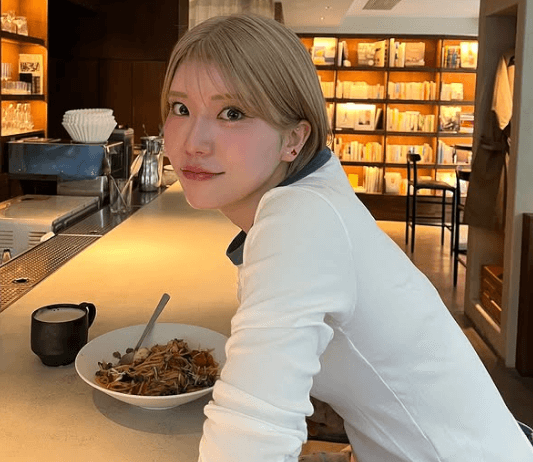 「ドキドキする…」美女インフルエンサー、“目と目が合う〜”四コマ劇場ショットを見せファン恋わずらい！「金髪ショート可愛すぎ」