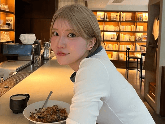 「ドキドキする…」美女インフルエンサー、“目と目が合う〜”四コマ劇場ショットを見せファン恋わずらい！「金髪ショート可愛すぎ」