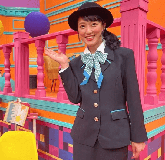 「うわああ、可愛すぎるんですけど」元Mステのアナウンサー、バスガイドの”ジェスチャーポーズ”を披露しファン夢世界へ出発！