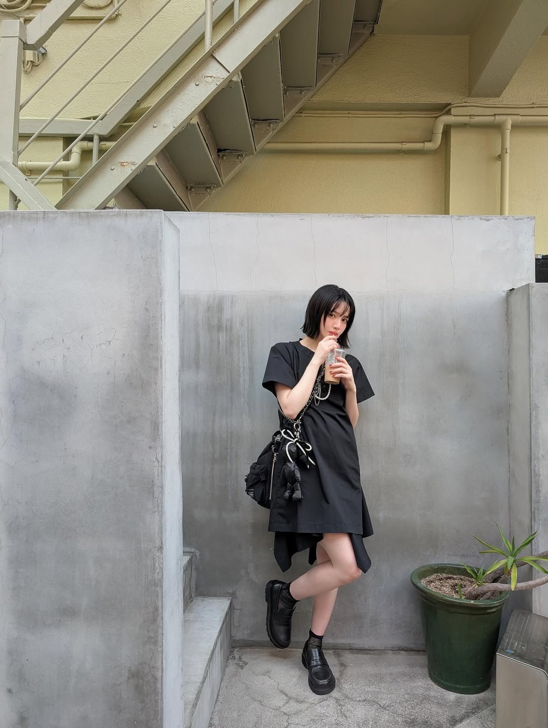 「スタイル良すぎる」FRUITS ZIPPER・鎮西寿々歌、大人っぽいオールブラックコーデを披露