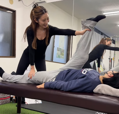 「ストレッチしてもらいたいです…」美女トレーナー、”生徒に施すすトレムービー”を公開！ファン羨望の眼差し「イイですね」