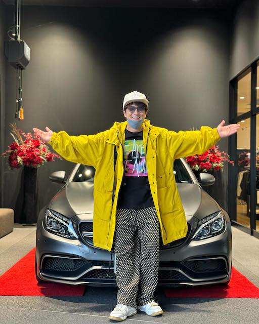 上地雄輔、愛車のベンツがピカピカに✨喜びの立ち姿を披露