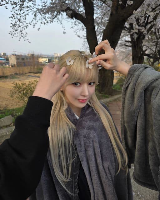 LE SSERAFIM・宮脇咲良が最新ショット公開「ダブルサクラやんけぇー」
