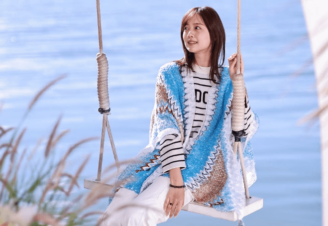 「美女がお2人、ここは桃源郷か」美女タレント、湖畔のブランコショットが”浮世離れしすぎ”とファンから大絶賛！