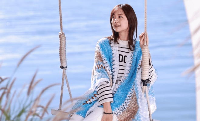 「美女がお2人、ここは桃源郷か」美女タレント、湖畔のブランコショットが”浮世離れしすぎ”とファンから大絶賛！