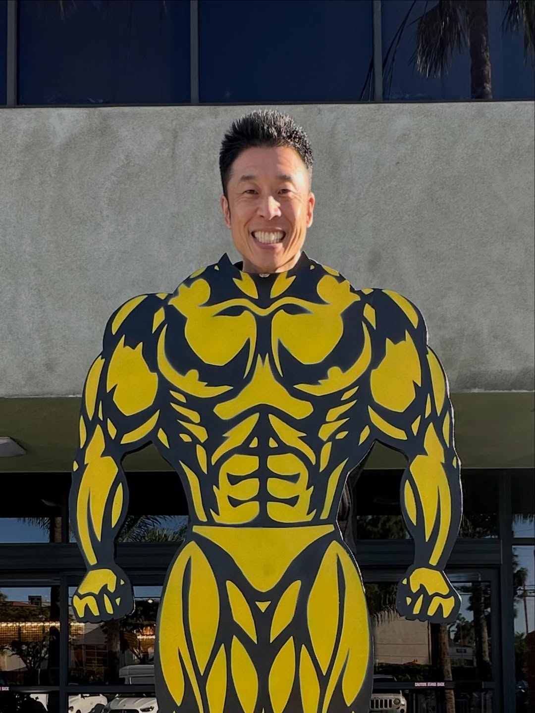 筋肉の聖地で筋肉に合体！？ なかやまきんに君の“異様に強そうな一枚