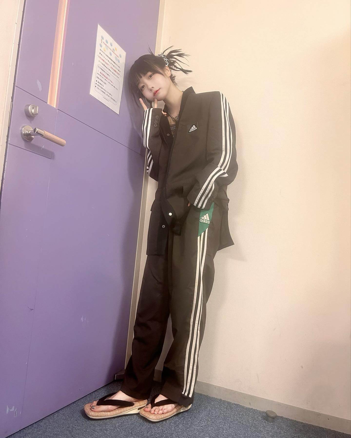 あのちゃんが最新ショット公開📸✨個性的なファッションと抜群のスタイルに注目👀💖