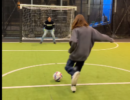 木下紗由莉、真冬のPK対決を報告「寒さ関係なくスポーツ！」