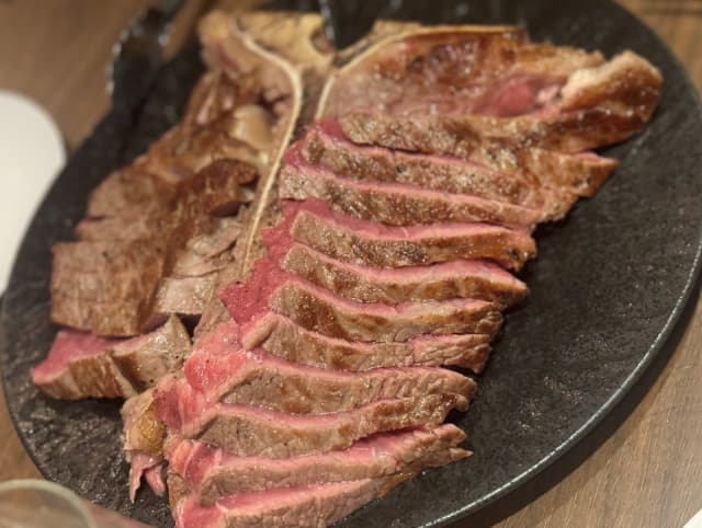 「美味しいお肉をもりもり食べて元気チャージ！」女子ゲーマー・倉持由香が肉ビストロで喰らいつくす！