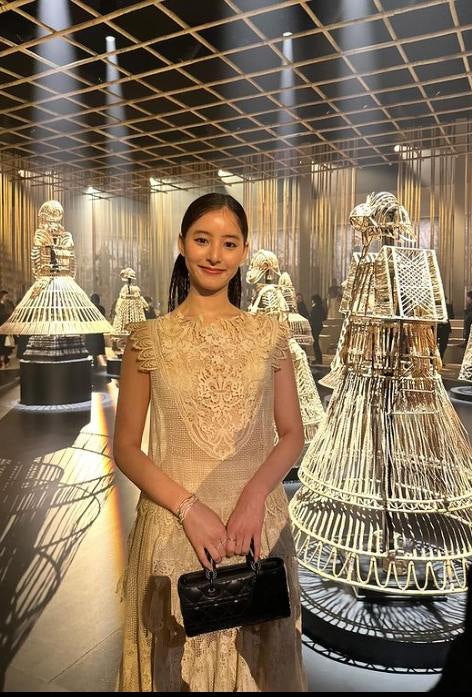 新木優子 金色の衣装で登場!?✨「美しすぎる」と話題に🔥