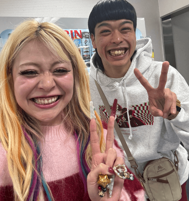 人気ギャル芸人とM-1で話題のあの芸人が瓜二つ⁉2Sが「ご利益ありそう」「待ち受けにしたら良いことありそう」と話題に