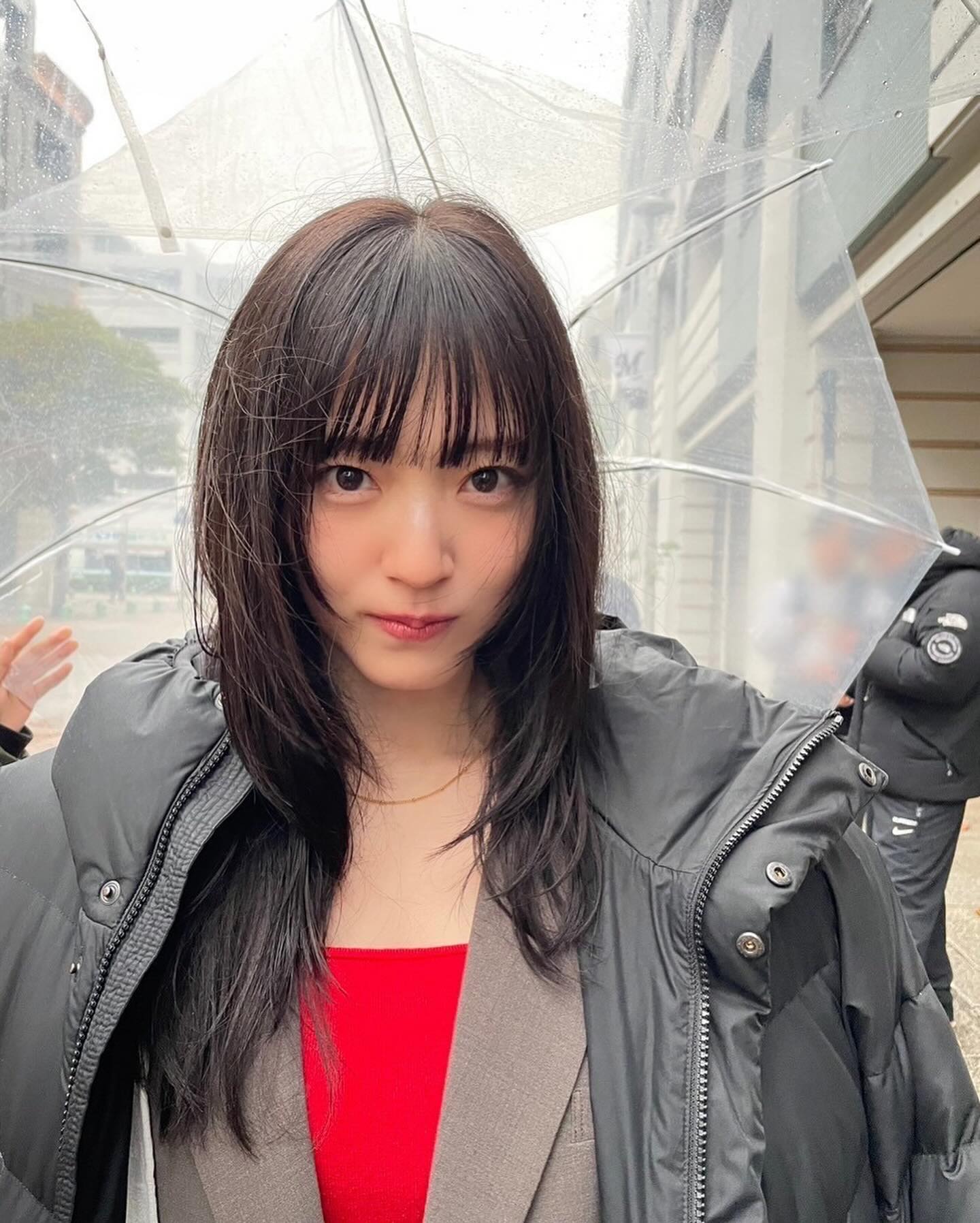 鈴木愛理　雨の中撮影されたMVのオフショットを公開「湿気で髪の毛パヤパヤ」