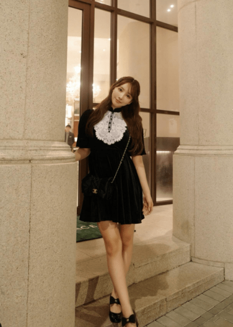 三上悠亜「ゴスロリ風ミニワンピ」美脚あらわなショットで悩殺！