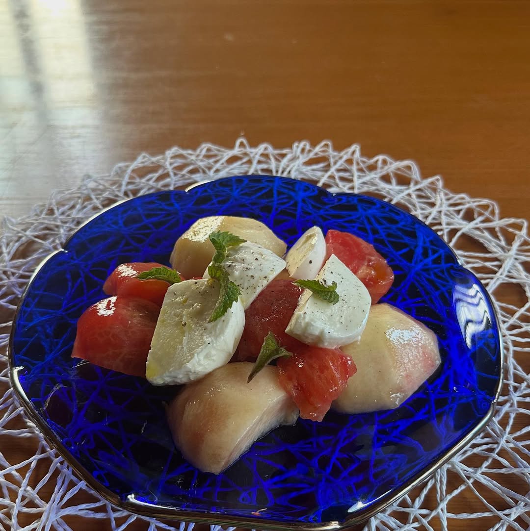 「ちょうど熟れ頃！」女優・三林京子、夏の暑さ吹き飛びそうなトマトと桃の〇〇〇〇〇の写真を公開！