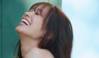 佐々木久美、笑顔が弾ける先行カット第2弾を公開！「楽しくて笑っちゃってますね～」