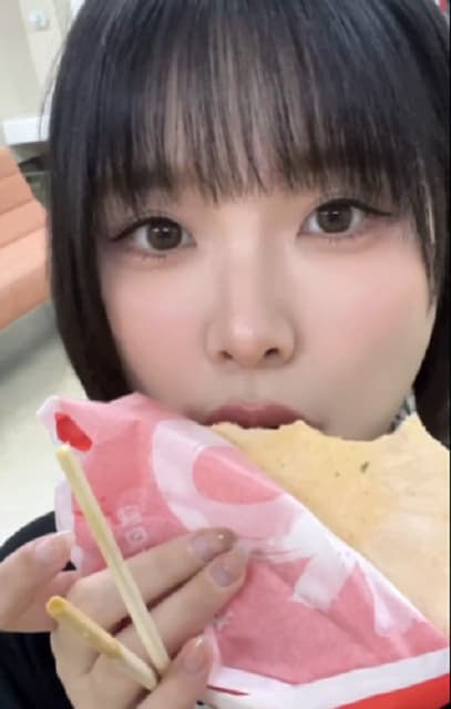 「食べてるとこもかわいすぎる」歌手のLiyuuが大阪名物を堪能！もぐもぐムービーにファン歓喜