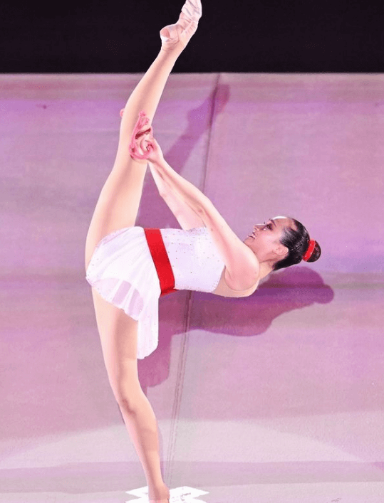 「どーなってるの！？」美女新体操選手・今岡里奈、”180度垂直開脚”で魅せる！「ショータイムのエクセレントショット」