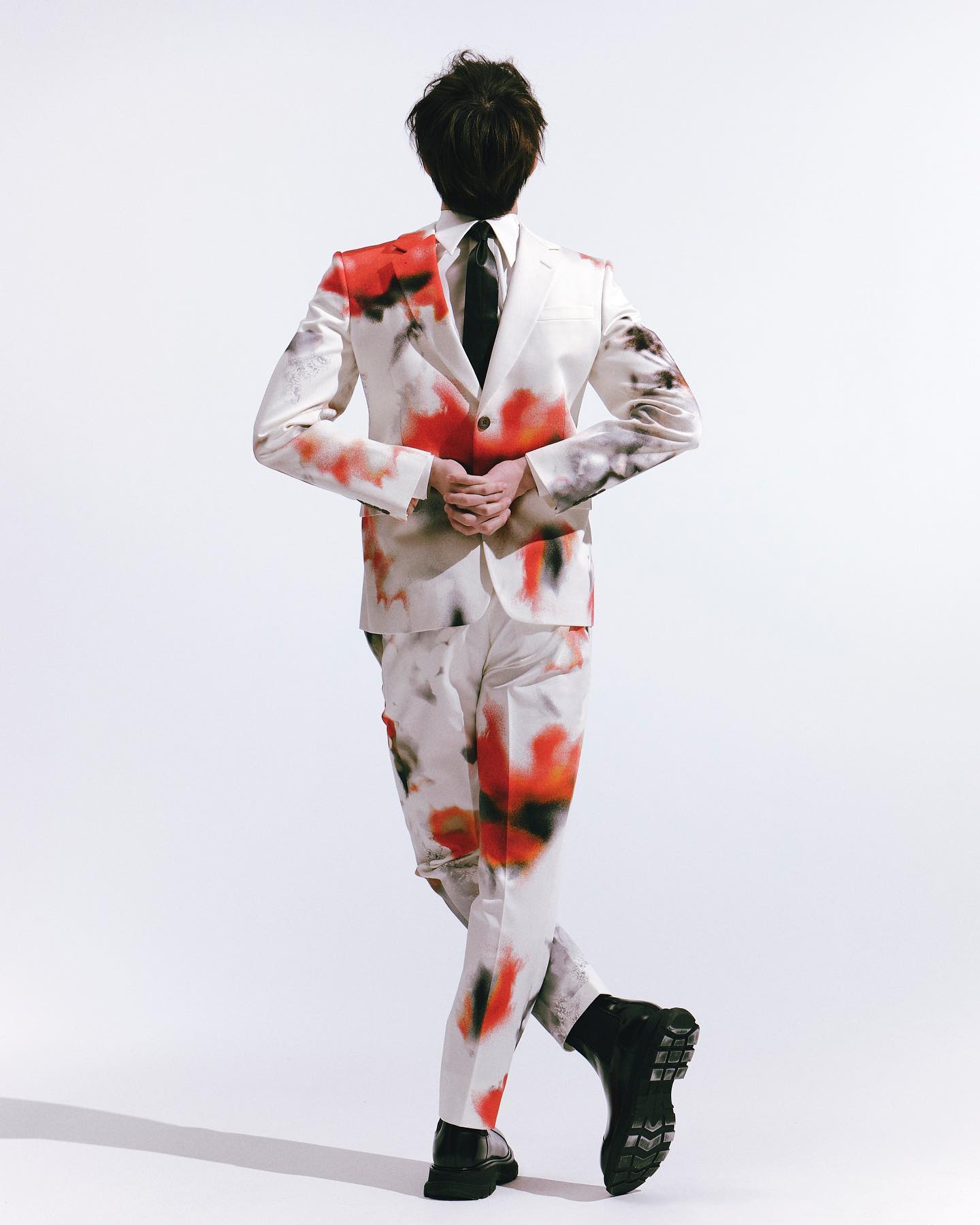 トリックアート？SixTONES・ジェシーが摩訶不思議なスーツ姿を公開💎