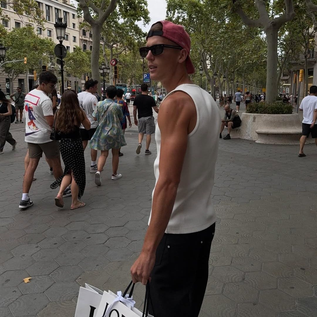 バルサのダニ・オルモ、美女と高級ブランドでショッピングや食事を楽しみ