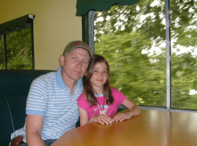 TBS浦野芽良アナ、父の日インスタ投稿で幼き日の父との仲良しツーショット公開！「パパかっこいいです」「小さい時からかわいいなあ」