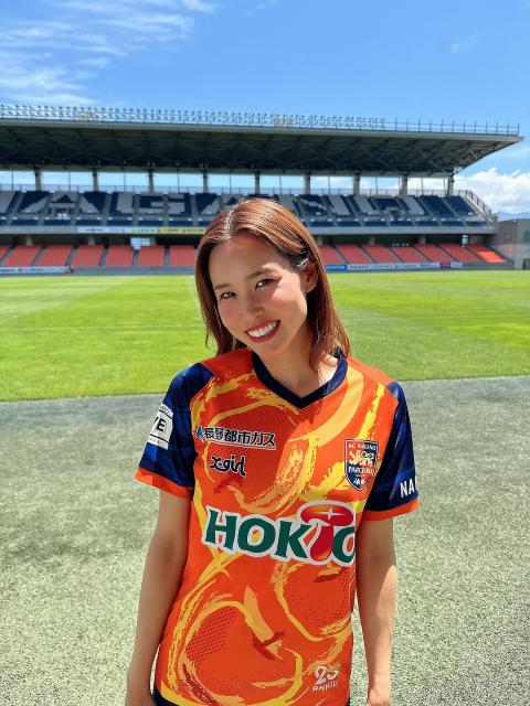 怒涛の激カワショット12連発！美女ミッドフィルダー、甲乙つけがたいユニ姿で「どの写真が好みですか？」