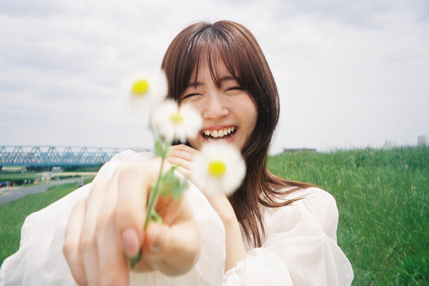 鈴木愛理が念願の撮影に感激！📸笑顔満点の写真が可愛すぎる😍💖