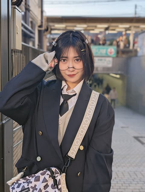 萌え袖＆眼鏡が可愛すぎる！空野青空、卒業シーズンにピッタリな女子高生コスでのオフショットを公開！