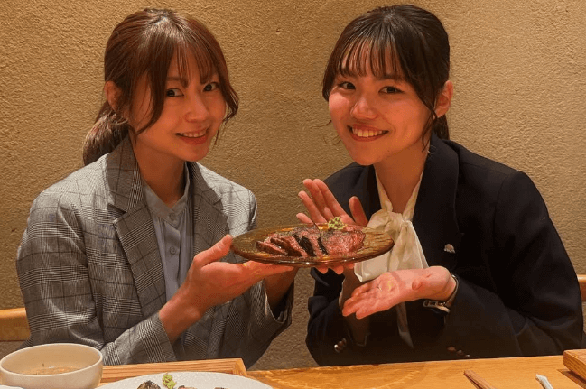 「パワーチャージしてきました」美女プロボウラー、個室で楽しむビュッフェスタイルに感激！「2人共可愛すぎる」