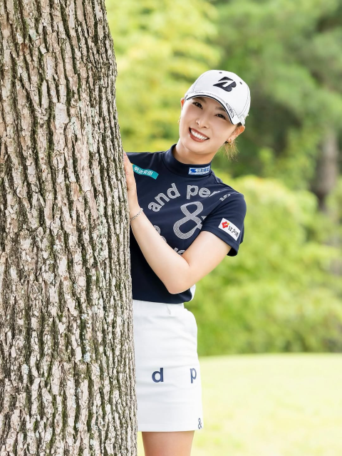 木陰からひょこり可愛すぎるスマイル！美女ゴルファー鶴岡果恋、26歳バースデーのご報告！