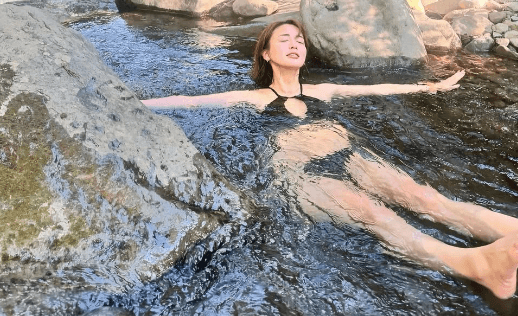 「水風呂の代わりに川ですね」元AKBの美女タレント、水風呂代わりに川へIN！”せせらぎ・ショット”ファン癒される「いつにもまして美人」