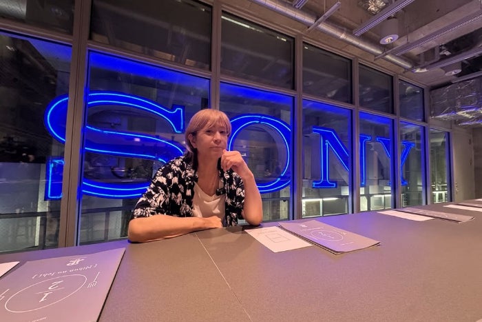 小室哲哉、10代の頃見上げていた“青い4文字”との記念ショット公開