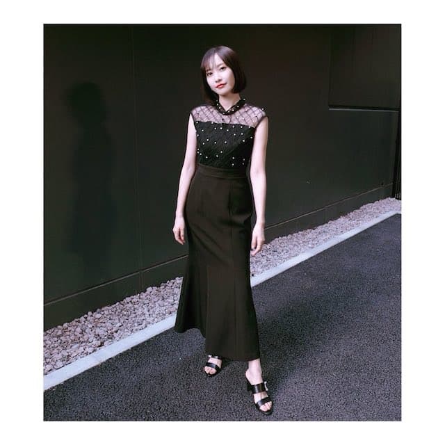 人気女優がシックなブラックコーデを公開 可愛すぎると話題沸騰