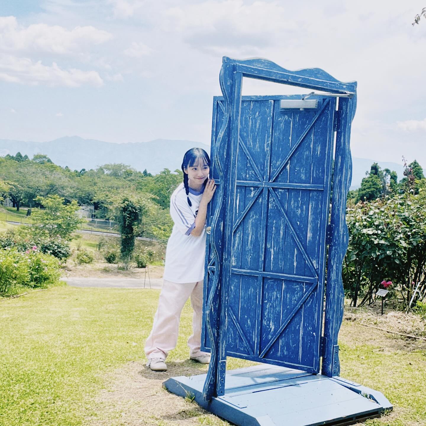 山之内すず、大自然満喫の三つ編み姿が「可愛いすぎる」と話題