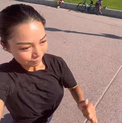 サーフィン前のルーティンが美しすぎる！水野亜彩子、ビーチラン動画が話題に