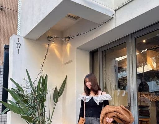 有村藍里、あたたかい日のオフショルコーデ披露にファンからは”良いセンス””セクシー”の声！