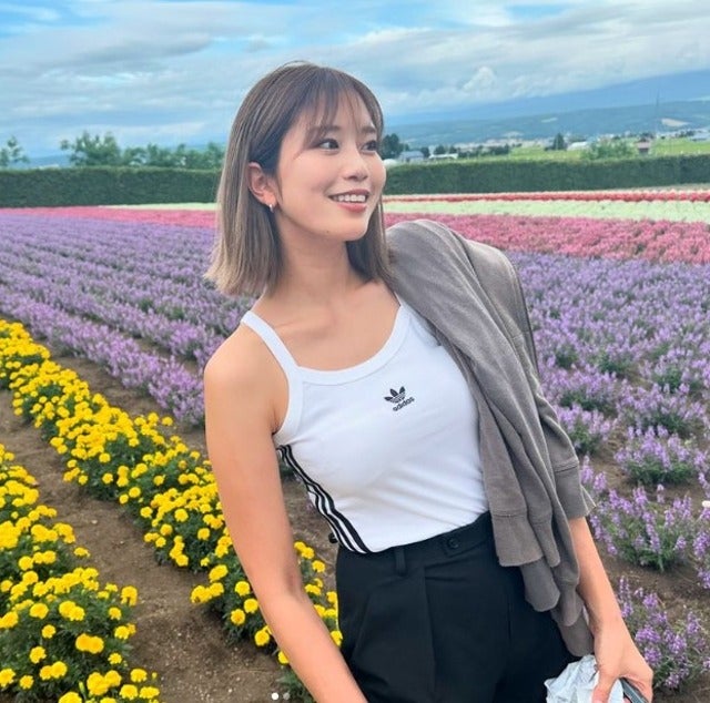 稲村亜美が富良野の花畑で素敵な写真を公開！