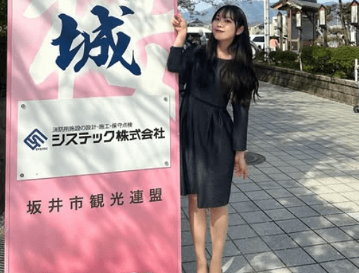 「スタイル抜群」美女アナウンサー、幼少期から大好きというスポットへ！桜街道ショットが”美”だとファン惚れ惚れ「ミス丸岡城だわ」