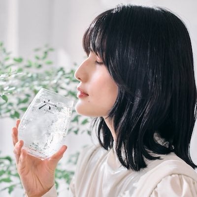 「飲んでみたい...！」大人気女優がジャパニーズクラフトジンを堪能する姿が美しすぎると話題に