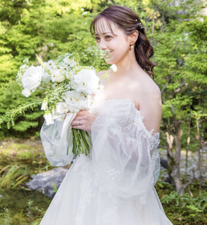 元アイドル 突然の結婚発表にネット騒然 デコルテ露わな純白ドレスショットにファン悶絶