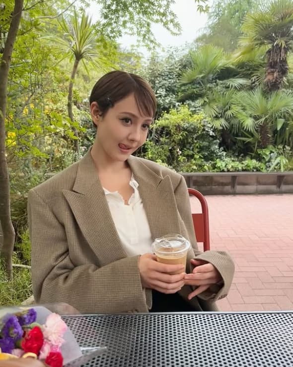 「舌だしショットにドキッ」メキメキ大人の魅力を放つ人気タレント〇〇の最新オフショットにファン大興奮‼