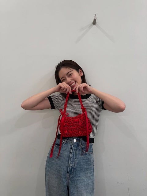 小芝風花、満面の笑みでサテンリボンのバッグを公開！